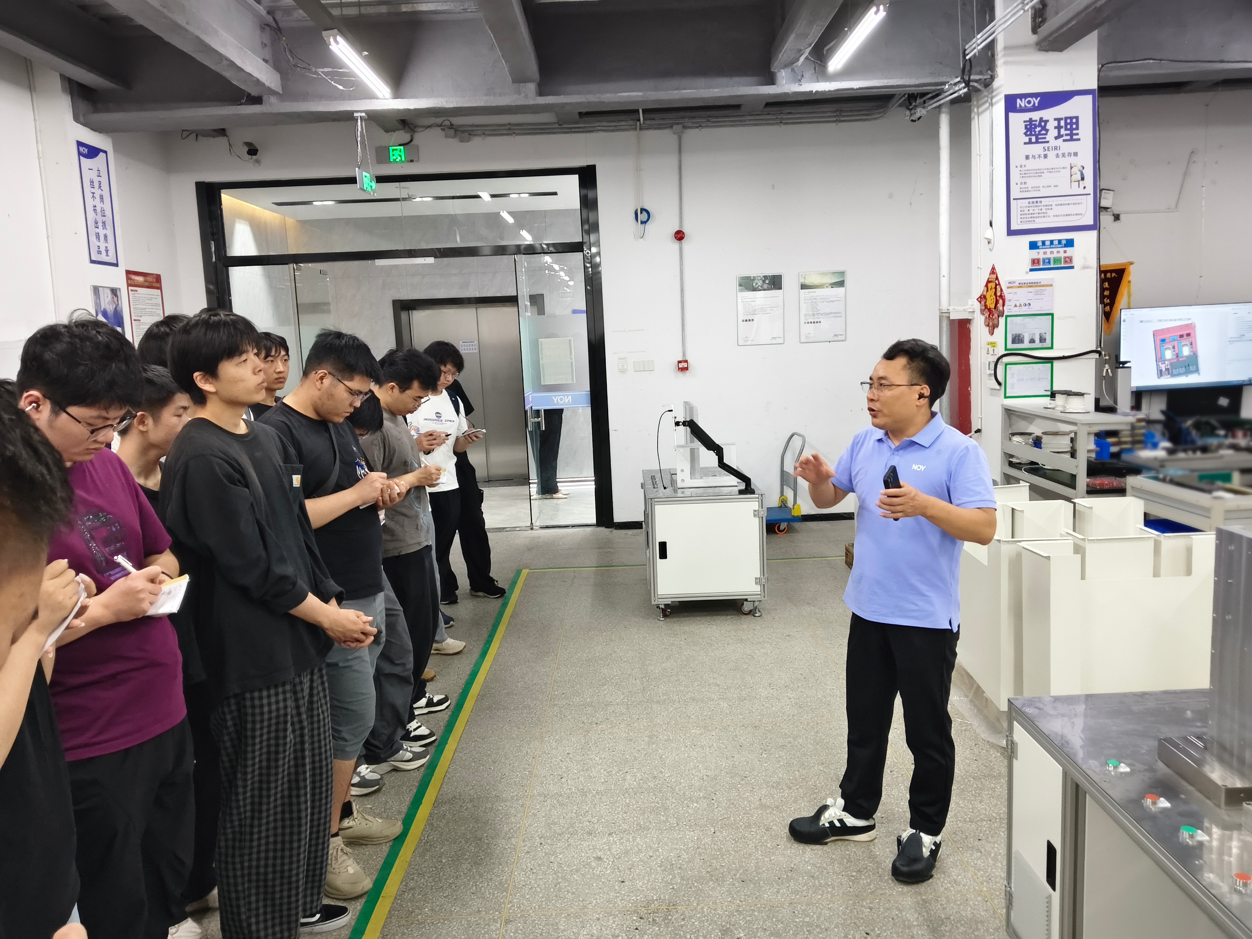 合肥工业大学师生参观诺益科技车间