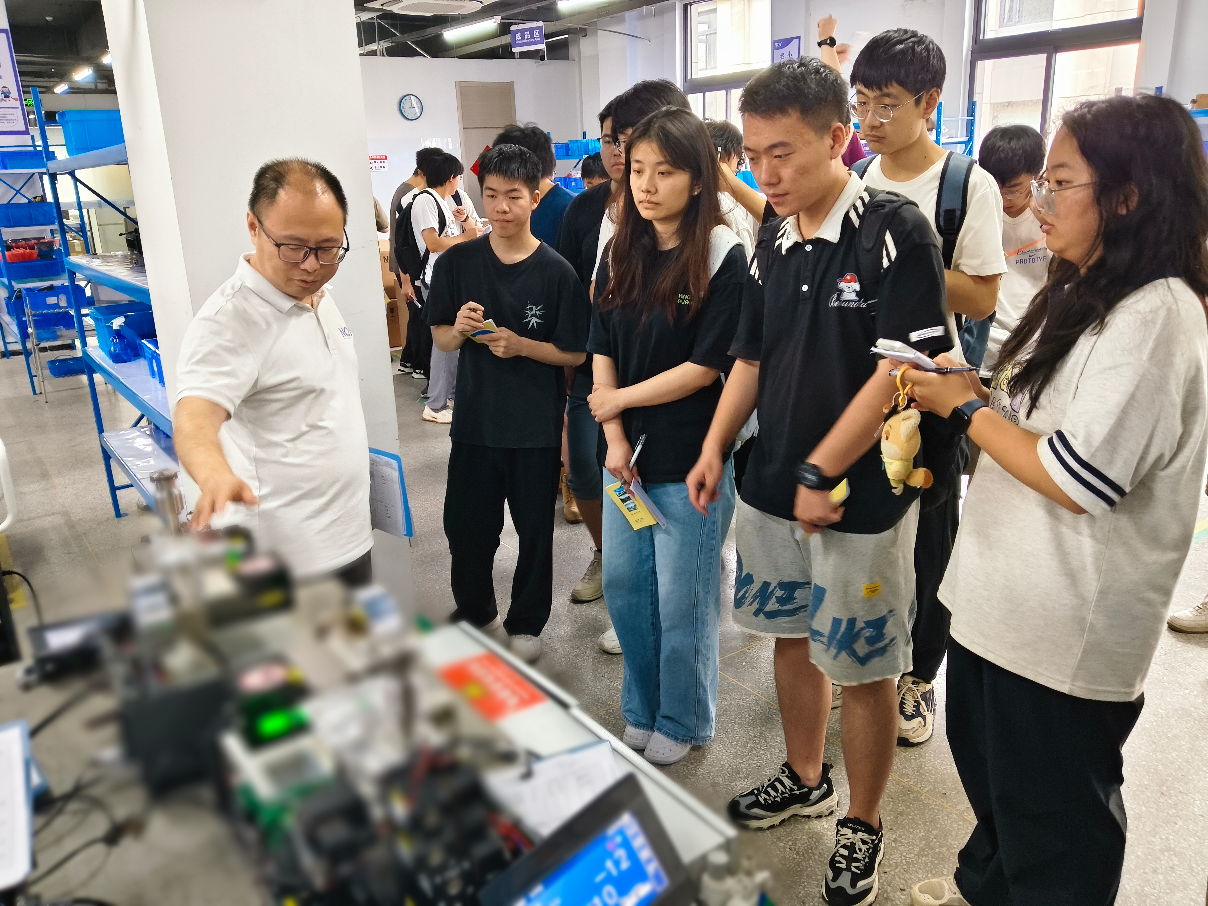 同学们参观实验室
